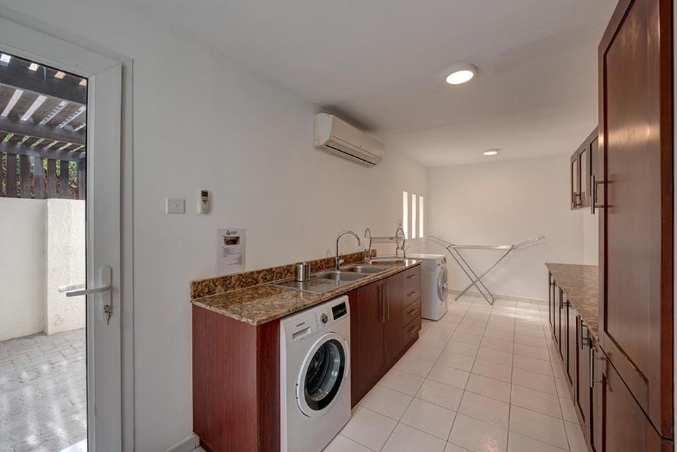 J5 Four Bedroom Villa Holiday Home In Al Wasl For Families Only Dubai Dış mekan fotoğraf